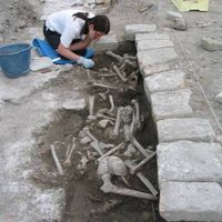 Fig. 6 Excavating multiple internment grave made of brick