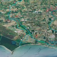 Fig. 5. Original courses of Astura and Moscarello (in light blue) based on photointerpretation data and historical maps (base from Geoportale Nazionale http://www.pcn.minambiente.it/viewer3D/). In red the prehistoric and protohistoric finding locations mentioned in the text with the relative number (rendering L. Ebanista)