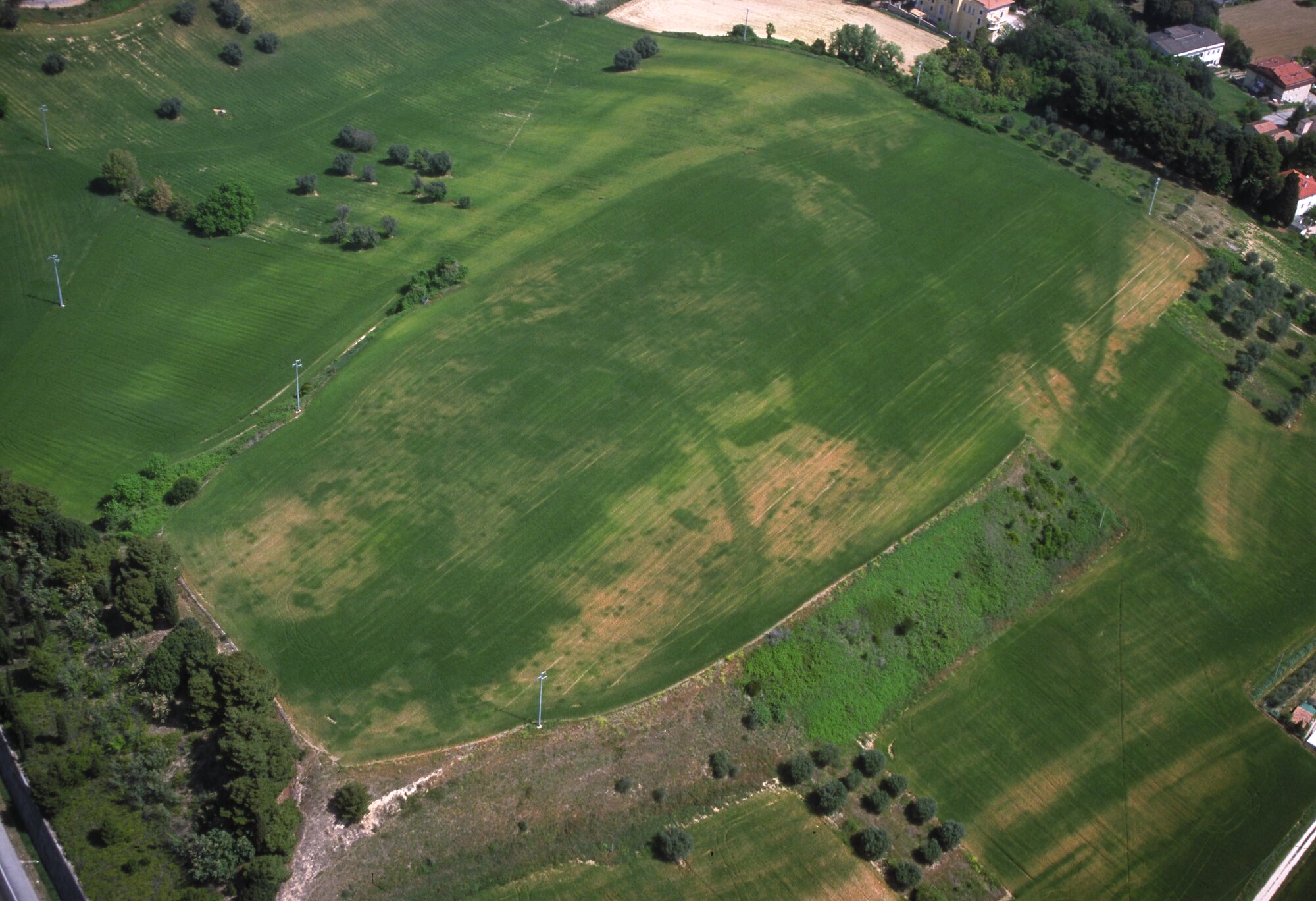Figure 5 - Oblique aerial photograph taken from a small airplane in May 2005 from the west. The circular feature
on the south slope can be seen in the cropmarks (photo Frank Vermeulen).