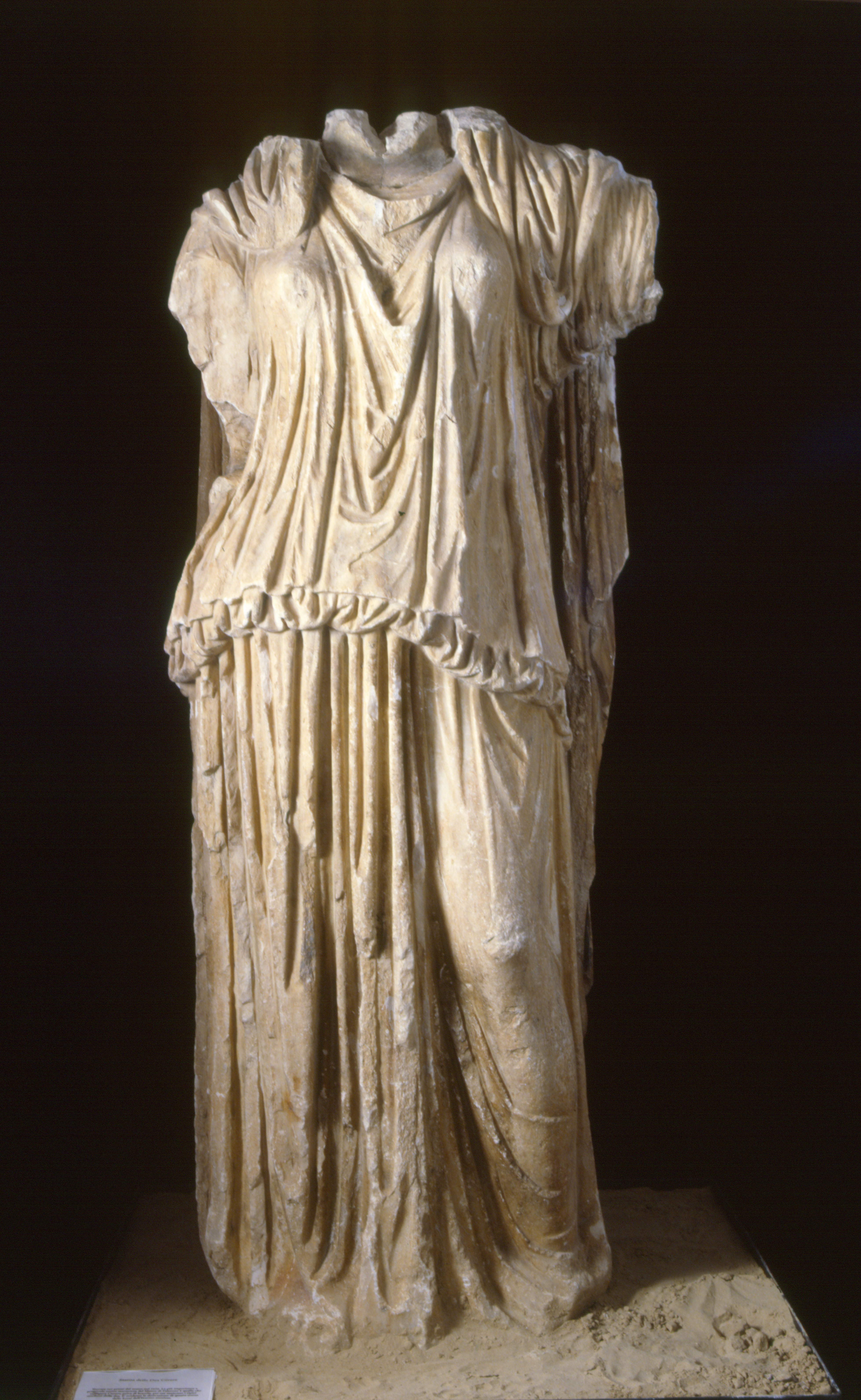  Figure 2. Marble statue of Cereres probably originally located in one of the niches of the scaenae frons of the theatre of falerio picens, but discovered in one of the vomitoria. Antiquarium of Falerone. Courtesy of the Italian Ministry of Culture 